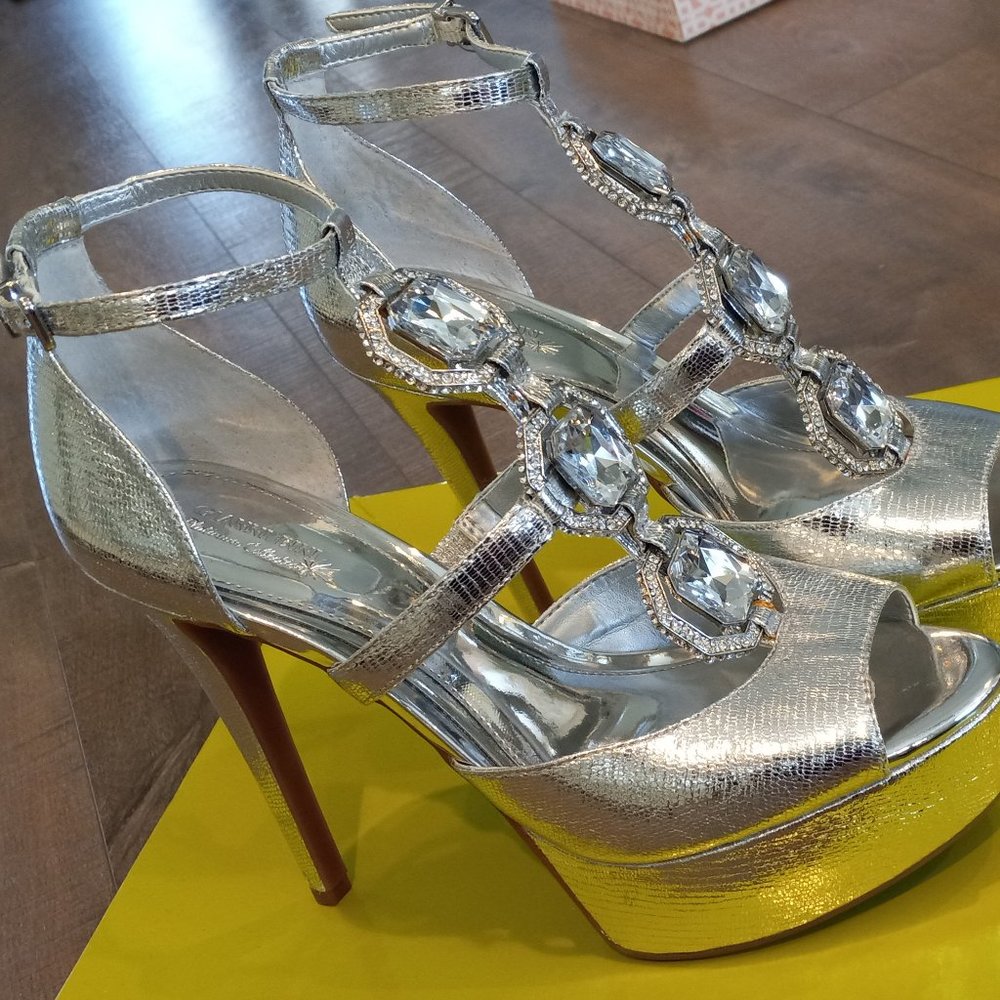 Gianni Bini sandals